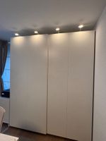 Pax Kleiderschrank weiss mit Schiebtüren und Beleuchtung