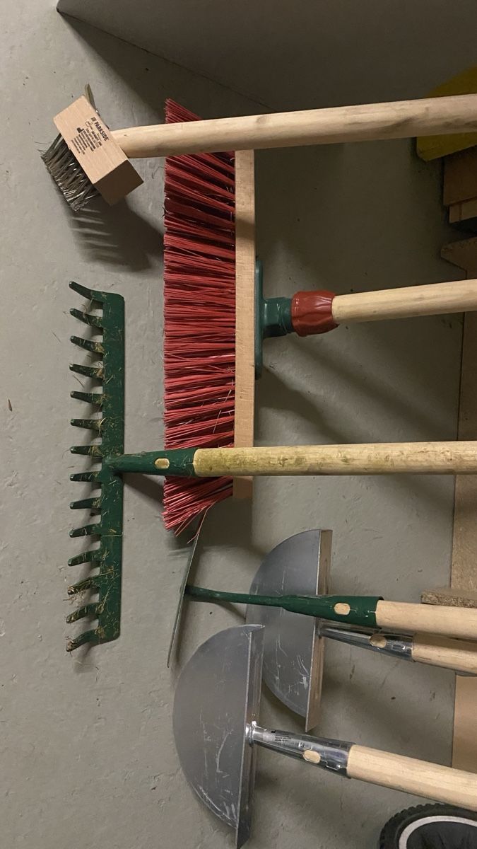 Sonstige Reinigungsgeräte: Fall Garden Tools - Rake, Hoe, and Brushes - Used Set! – Gebraucht aus Uster von AnnaBlandiana
