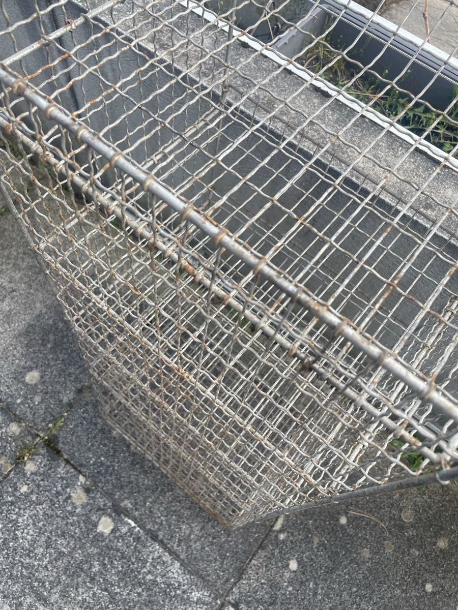 Scaffali: Ancienne Etagère Grillagée en Métal – Usato da Vallamand venduto da Bricbracbroc82 6