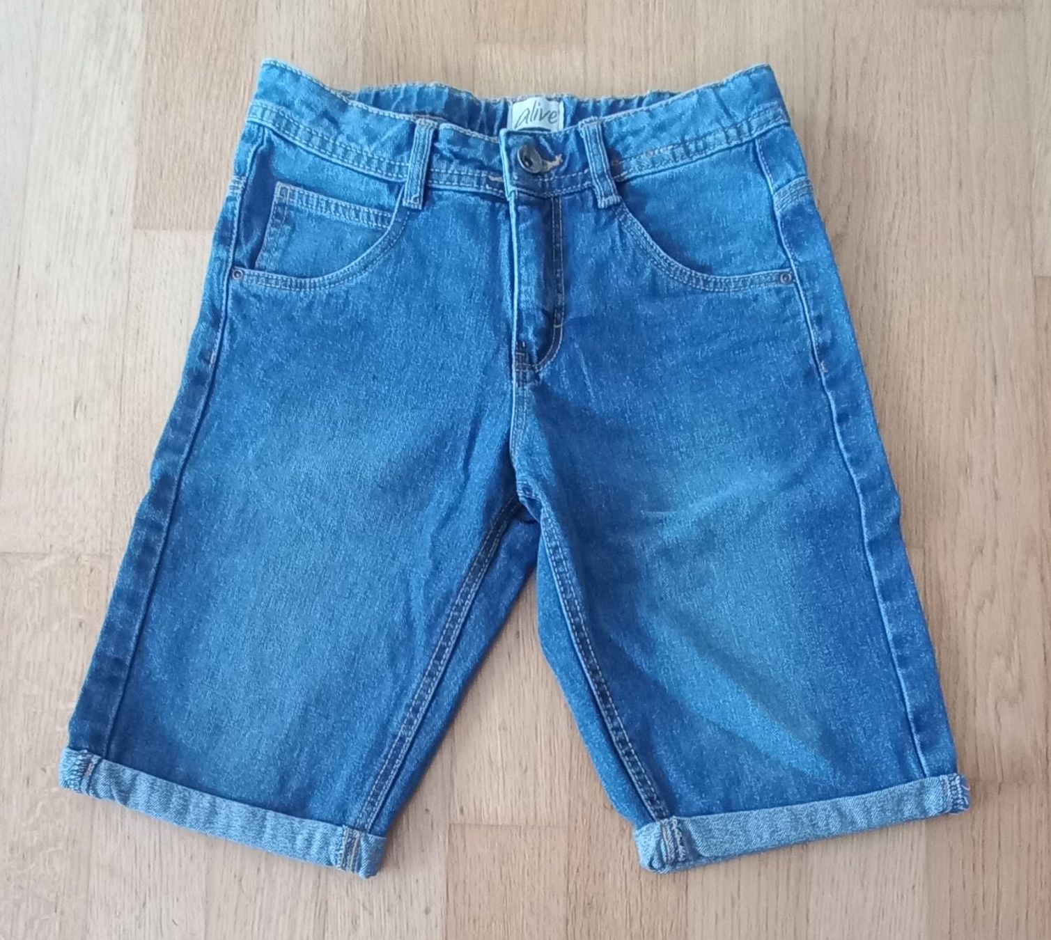 Pantalons: Coole kurze Jeanshose – D'occasion à Thayngen par andielsener