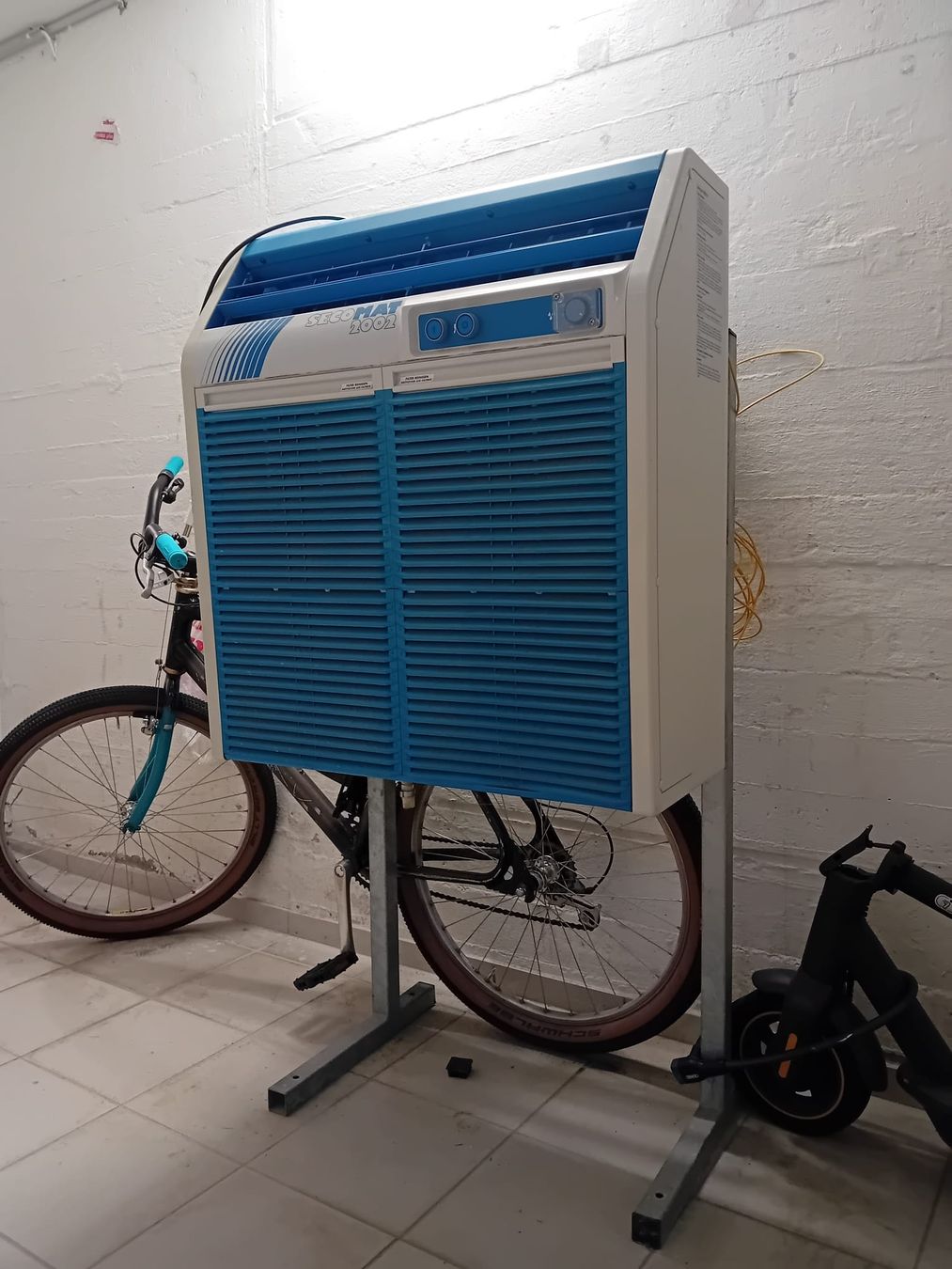 Krüger Machines à sécher: SECOMAT 2002 E Klimaentfeuchter gebraucht mit Standfuss – D'occasion à Rümlang par Zladdi84 1