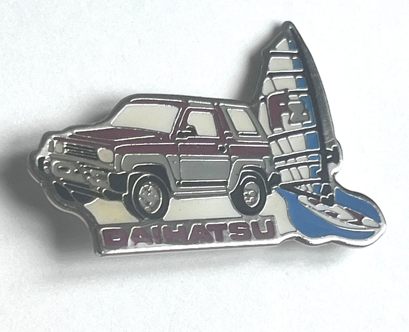 Placchette & Badge: Pin Daihatsu mit Surfer – Usato da Kriens venduto da TSCH1