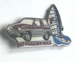 Pin Daihatsu mit Surfer