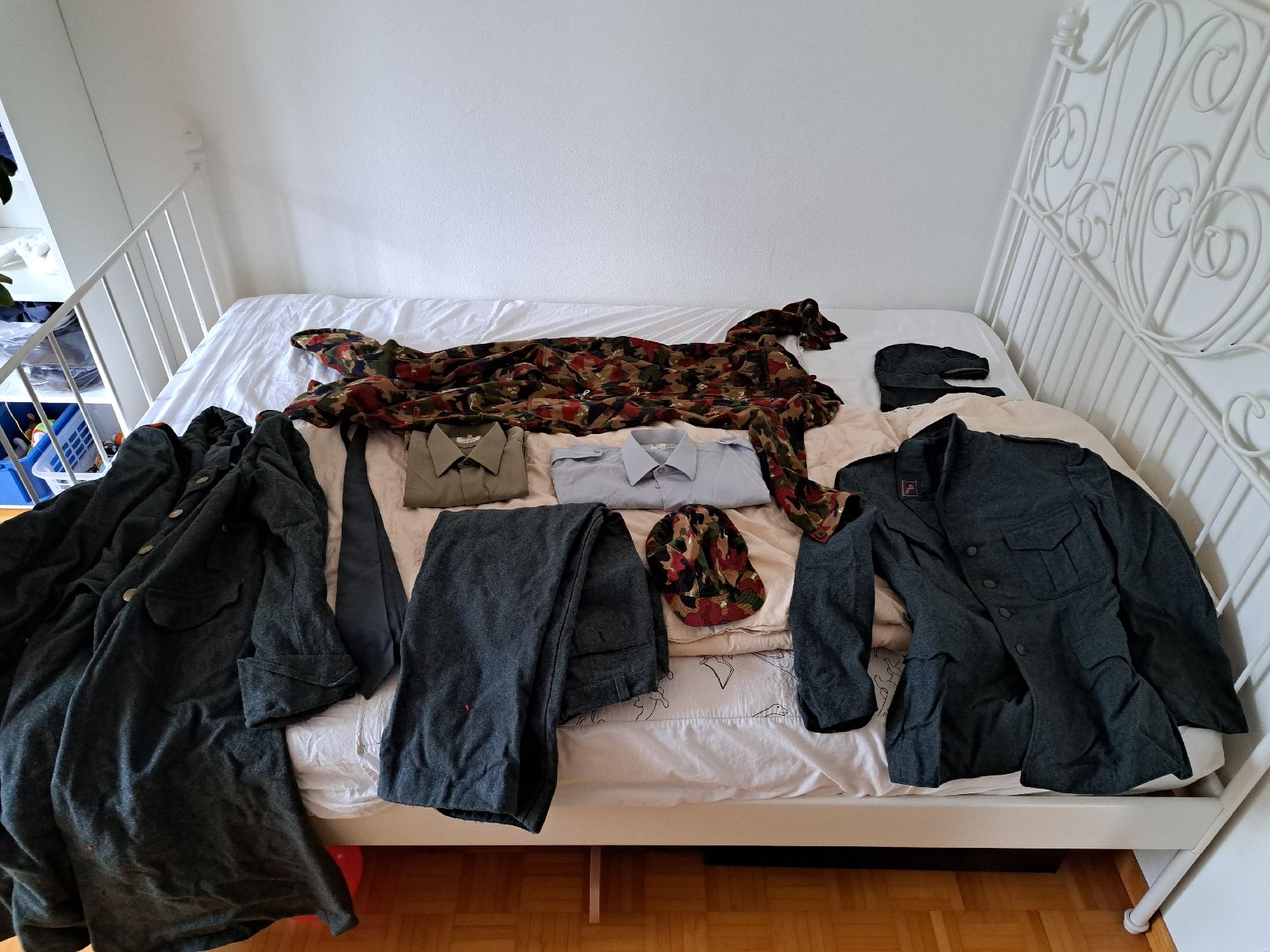 Masken: Fasnachtskostüm Schweizer Militär 2 Masken mit 3 Outfits – Gebraucht aus Luzern von Mischabell 2