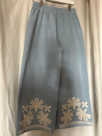 NEUF! Pantalon bleu clair avec broderies fleurs 