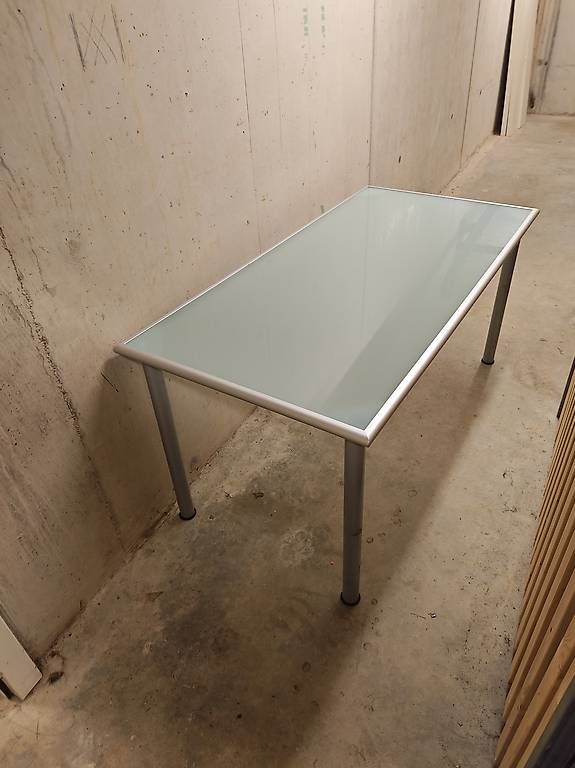 Tische: Ikea Alu-Glastisch - Vika Lauri – Gebraucht aus Boll von ttr-fun