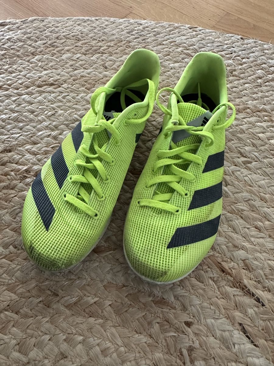 Adidas Chaussures hommes: Nagelschuhe Adidas – D'occasion à Ostermundigen par Clood