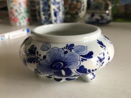 Neues kleines dreibeiniges Schälchen, Delfs Blau, mit Nummer