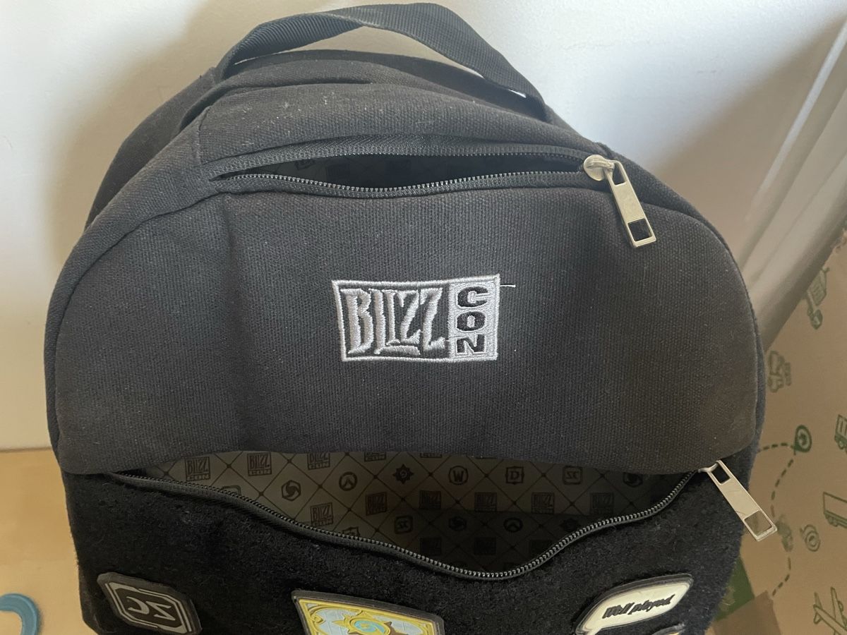 Zaini: Blizzard Blizzcon backpack with 10 badges and sampler book – Usato da Comano venduto da alice_x26x 2