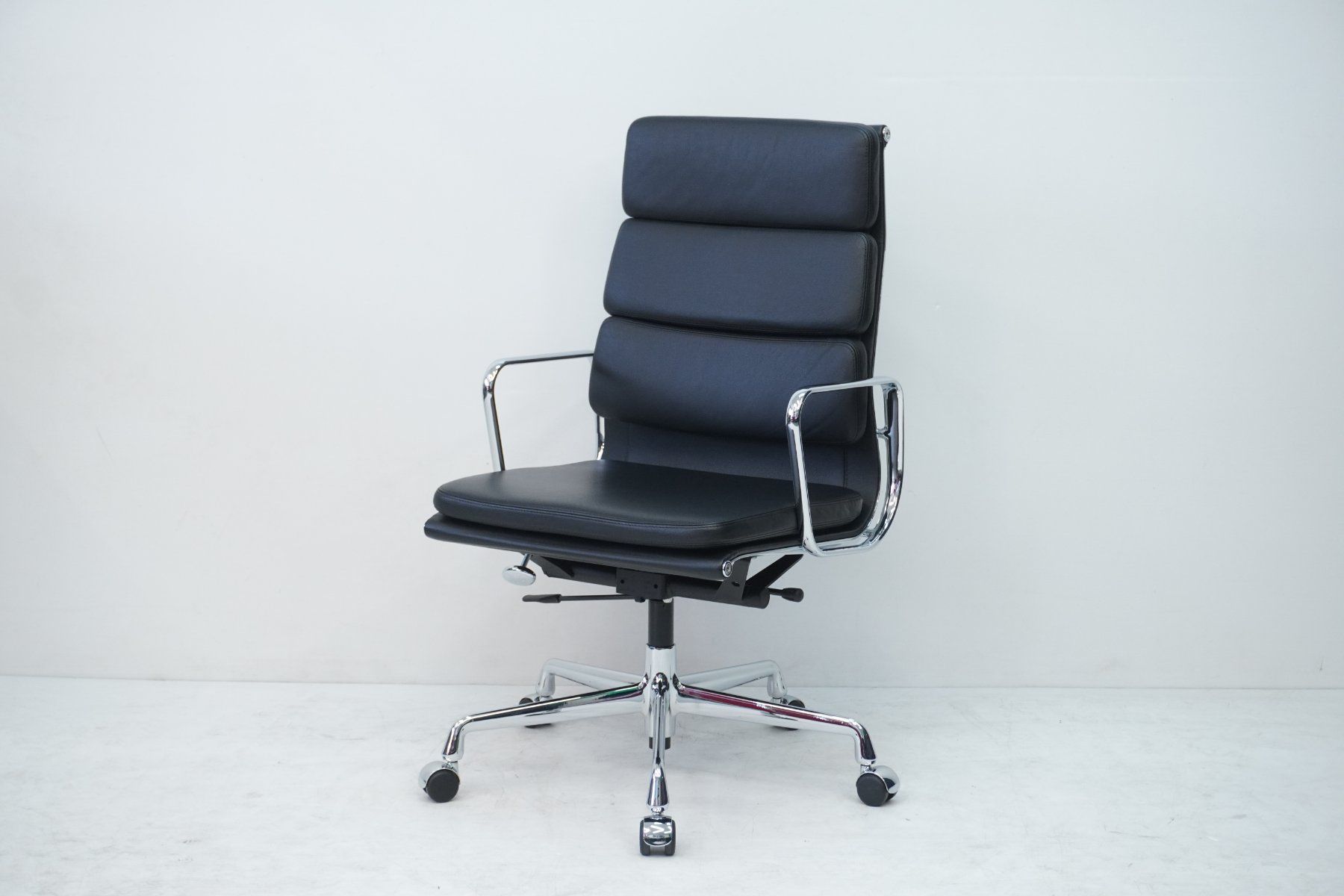 Vitra Sedie: Designklassiker Vitra Eames Soft Pad EA219 Leder schwarz – Usato da Bad Zurzach venduto da QLASSIQ