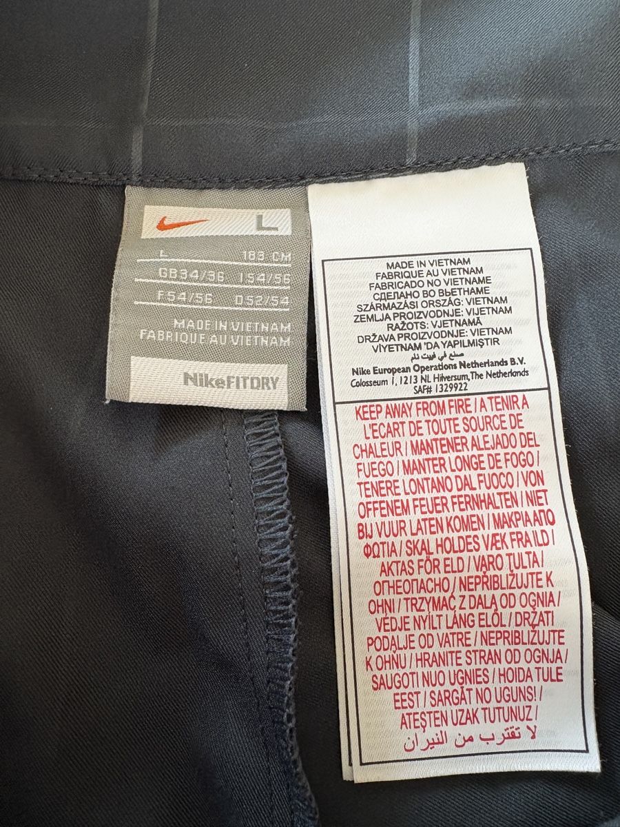Nike Pantaloni: Nike Herren-Shorts, Grösse L – Usato da Oberengstringen venduto da Marling 2