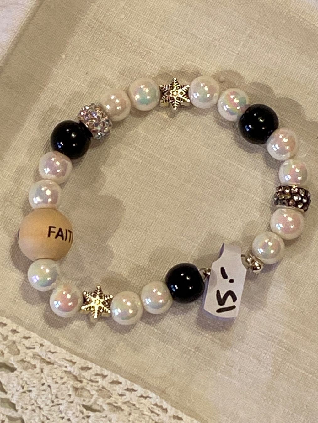 Bracciali & Braccialetti: ARMBAND -ACRYL & HOLZPERLEN – Nuovo e nell'imballaggio originale da Meienried venduto da ManuelaBoutique