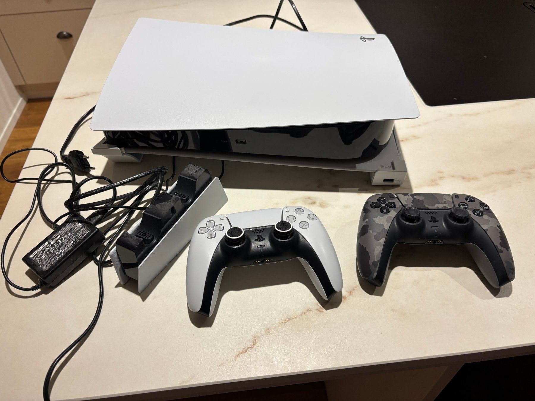 Sony Consoles: PlayStation 5 mit 2 Controller und Ladestation – D'occasion à Ballwil par vertiger