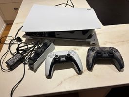 PlayStation 5 mit 2 Controller und Ladestation