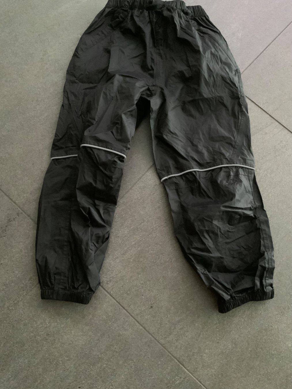 Hosen: Regenhose Kinder Grösse 134/140 M schwarz – Gebraucht aus Schübelbach von S1CH