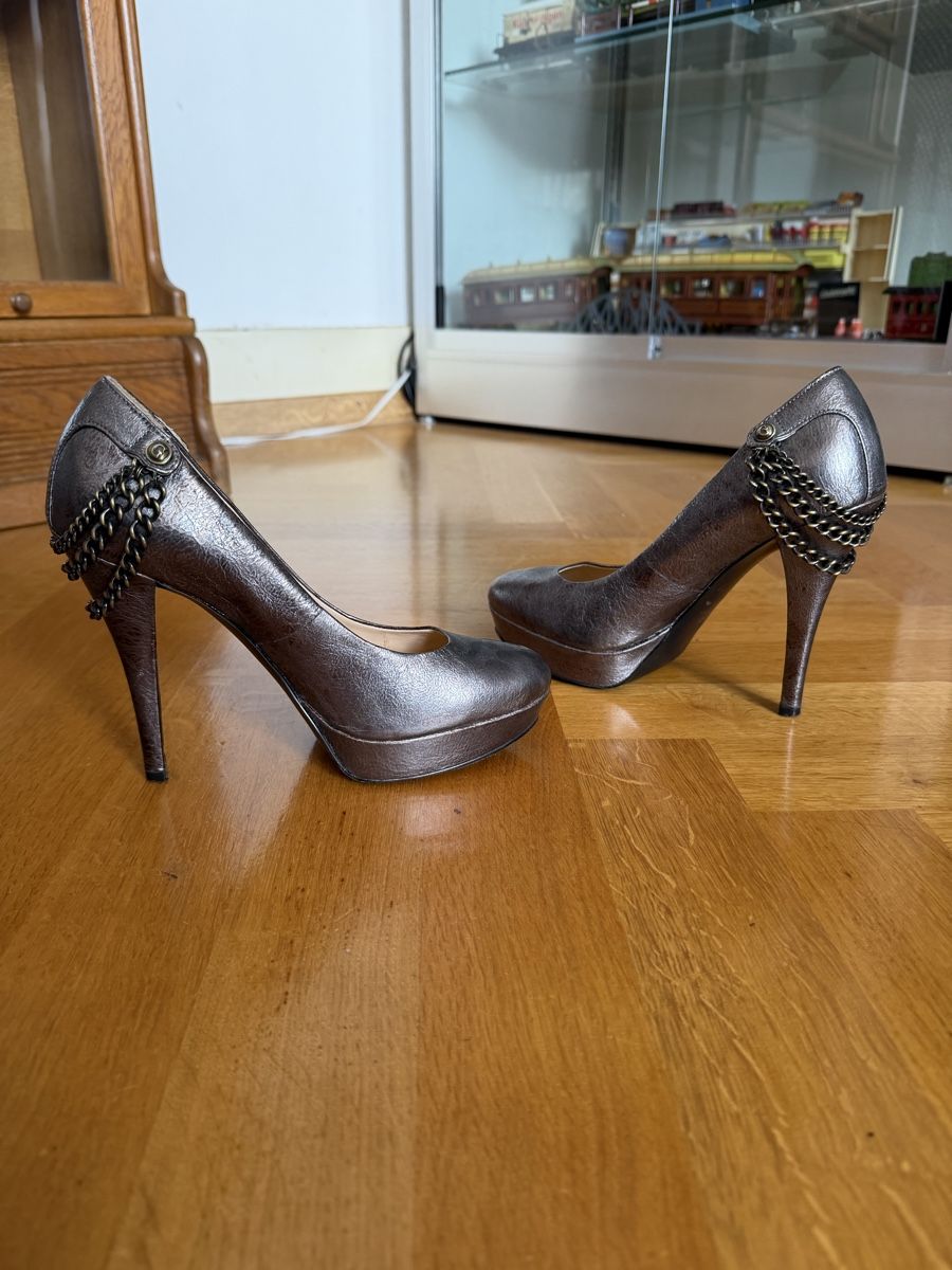 Guess Scarpe da donna: GUESS Silberne Heels Y2K – Usato da Bern venduto da Natacha1997 2