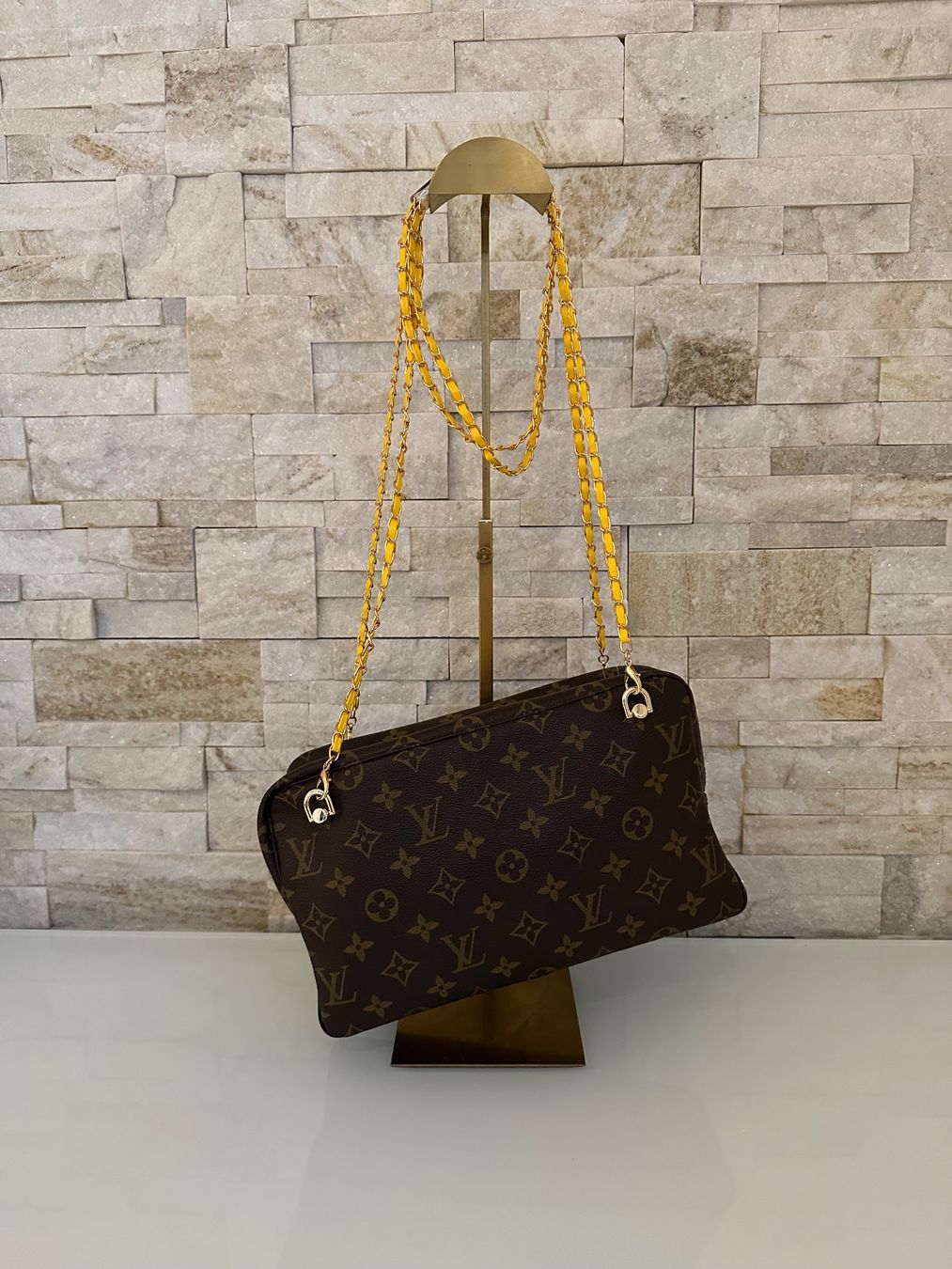 Louis Vuitton Taschen für Damen: Louis Vuitton Necessaire - Upcycling Tasche – Gebraucht aus Hittnau von LuxAndMore 1