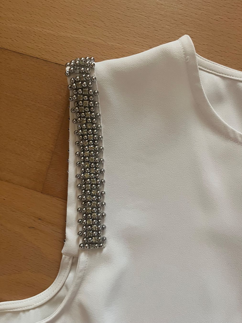 H&M Blusen: Wunderschöne Bluse mit Steinchen auf den Ärmeln – Neu (gemäss Beschreibung) aus Wallenried von nfe_2xn6 1