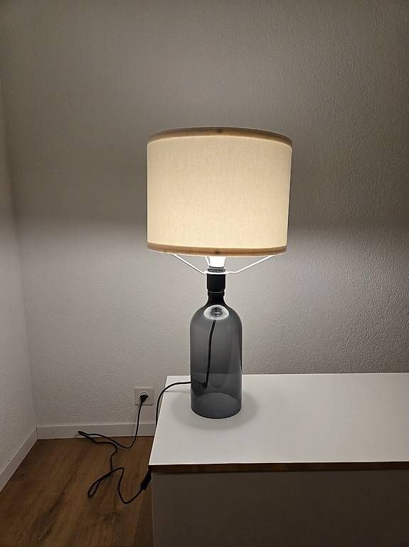 Lampade: Moderne Tischlampe mit Glasfuss und Stoffschirm – Usato da Einsiedeln venduto da T.engeler