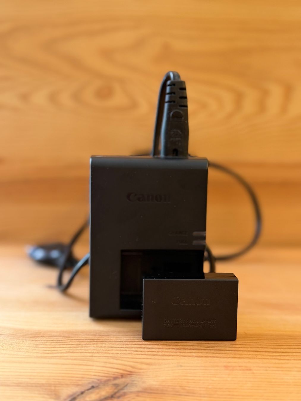 Canon Caricatori & Batterie: Canon Ladegerät LC-E17E mit Akku LP-E17, gebraucht – Usato da Zürich venduto da Usirius