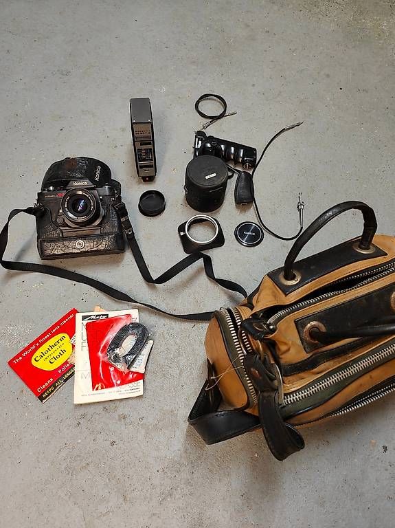 Konica Fotocamera: Konica Autoreflex T4 Analogkamera mit Objektiven und Blitz – Usato da Recherswil venduto da beawuethrich