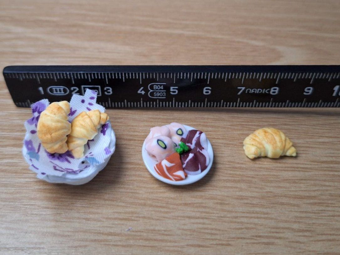 Case e mobili per bambole: Gipfeli Korb mit Mortadella Rohschinken Teller – Nuovo (secondo la descrizione) da Zürich venduto da HandmadeTinyFood 1