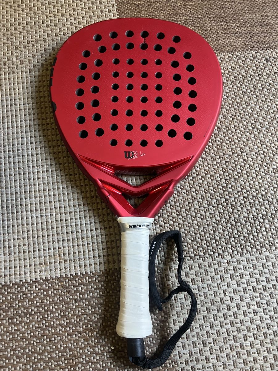 Wilson Raquettes: Wilson Red Padel Racket - Perfect for Spring Play! – D'occasion à Genève par Kkk137 1