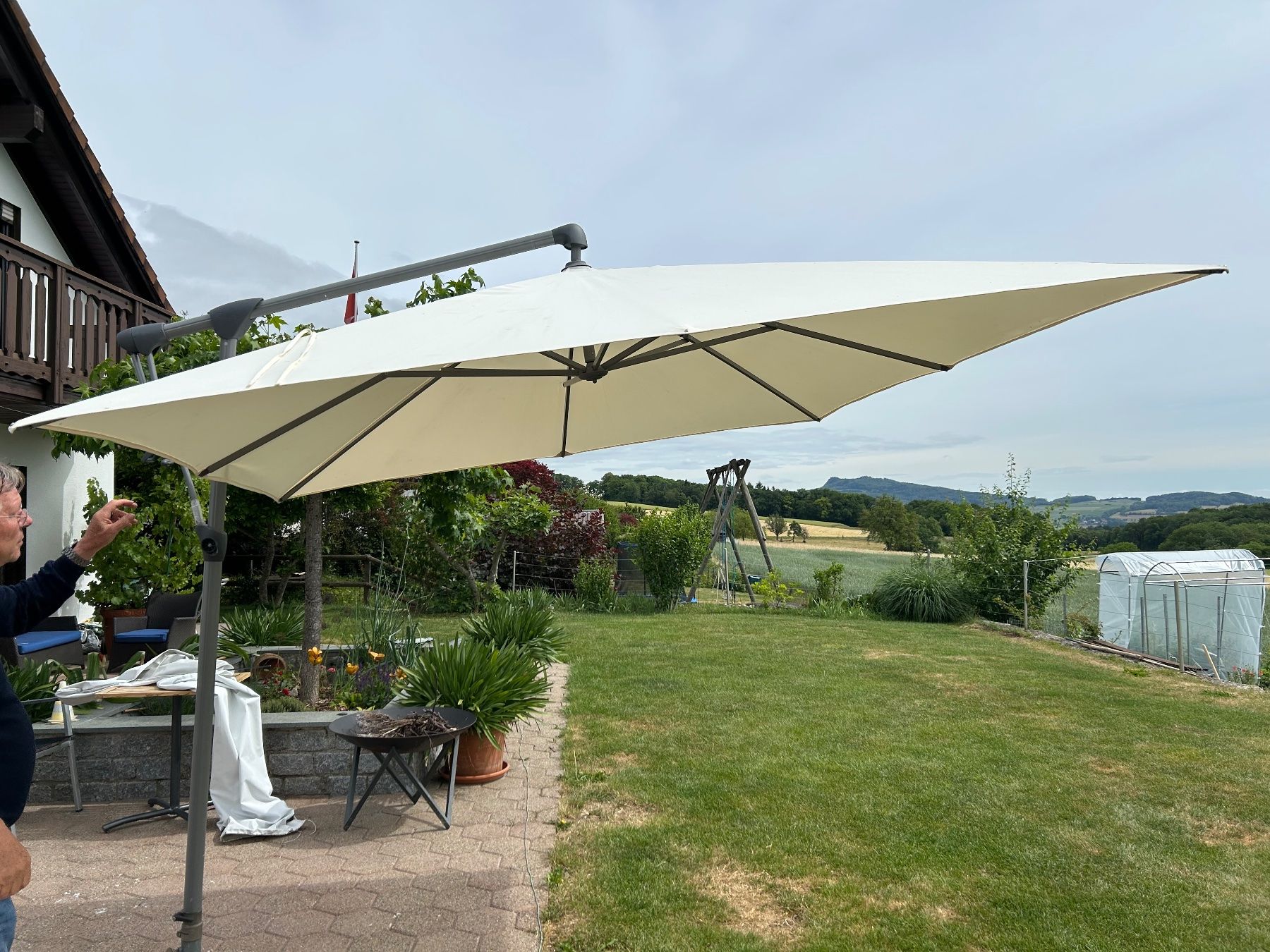 Glatz Ombrelloni: Sonnenschirm mit Sockel (Glatz) – Usato da Lohn venduto da chip01