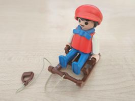 Playmobil Figur, Kind auf Schlitten