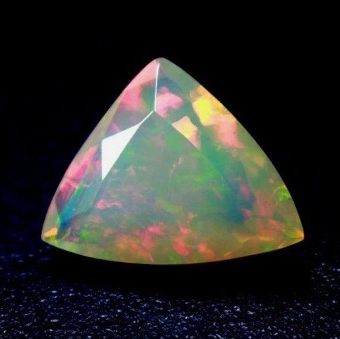 Pietre preziose: 4.75 Cts Triangular facetated Ethiopian Welo Opal "H9 – Usato da Laupersdorf venduto da J69T