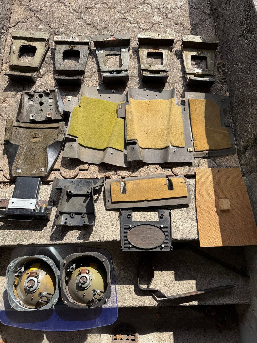 BMW Alle Autoersatzteile: Div. Verkleidungsteile + Scheinwerfer BMW 2002 – Gebraucht aus Egliswil von Tilux 1
