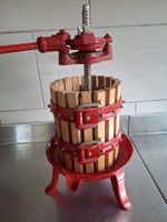 Obstpresse aus Holz und Metall, einmal gebraucht.