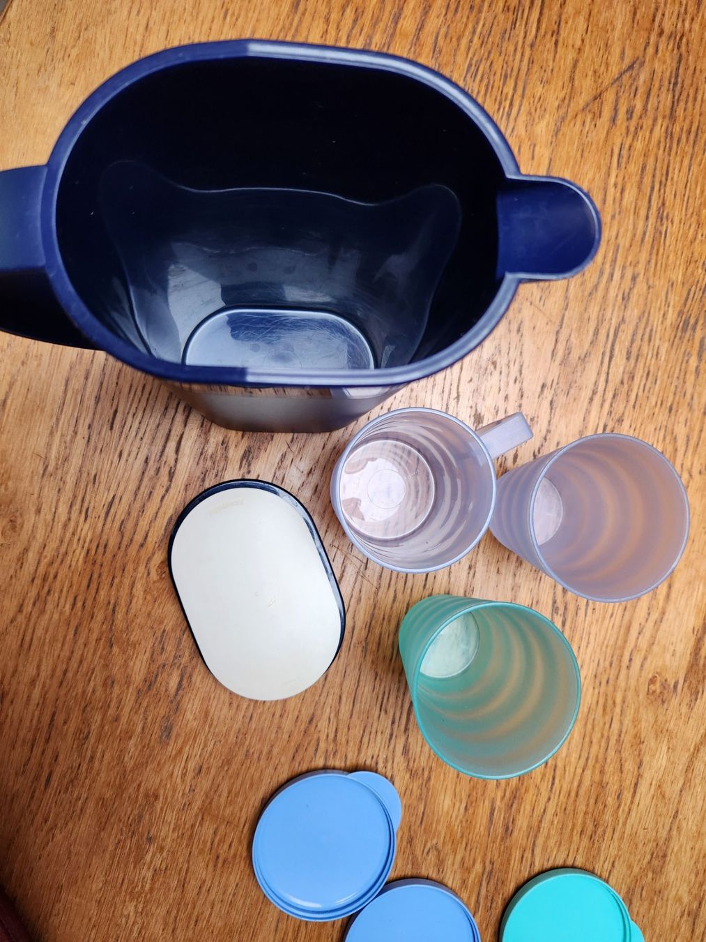 Tupperware Contenitori & Simili: Tupperware Krug Preludio 1,7l mit drei Tupperware Becher – Usato da Gstaad venduto da Meiel2020 4