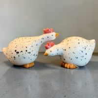 Paire de poules en céramique Catherine Hunter