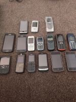 Oldschool telefone und Ladegeräte.
