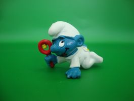 WEISSE BABYSCHLUMPF MIT ROTER RASSEL 1984 SCHLEICH PEYO3,5CM
