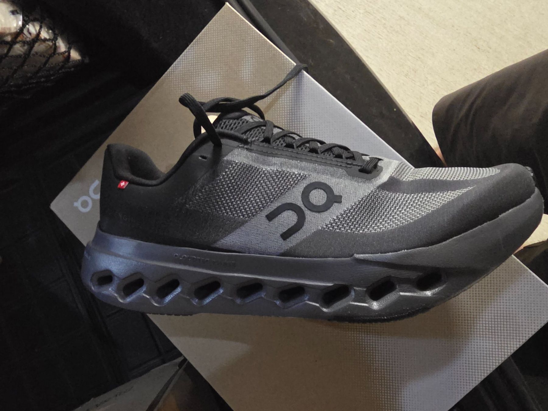 On Chaussures hommes: On Cloudsurfer NEU 43 – Neuf avec emballage d'origine à Uitikon Waldegg par Minic