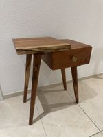 Beistelltisch aus Holz mit Schublade