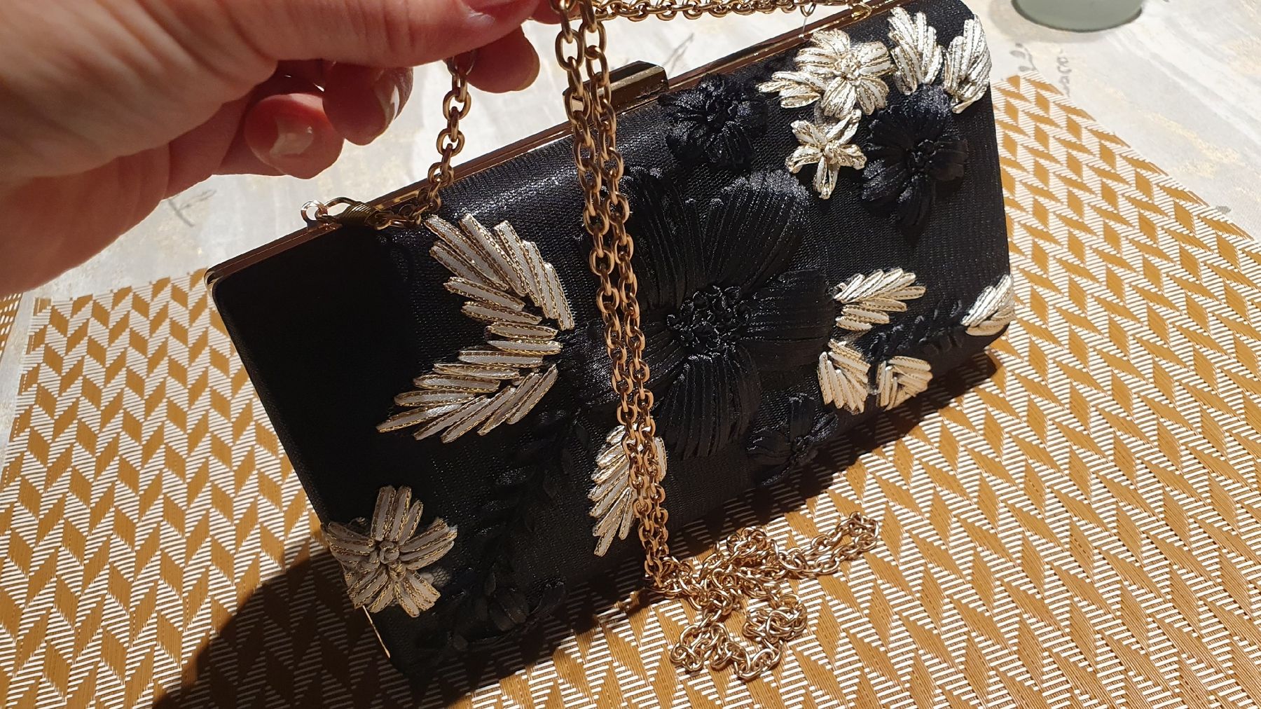 Borse da donna: Sac à main festif noir et or – Nuovo e nell'imballaggio originale da Avry-sur-Matran venduto da cec_nhz8