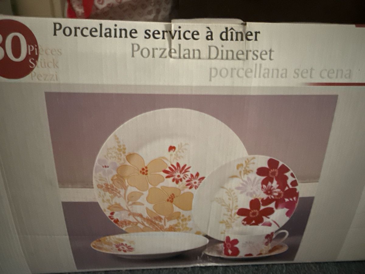 Geschirrsets: 30 Piece Porcelain Dinner Set Floral Pattern New – Neu und originalverpackt aus Cevio von BiadiciT 1
