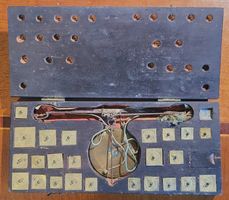 Antike Münzwaage mit Gewichten um 1750