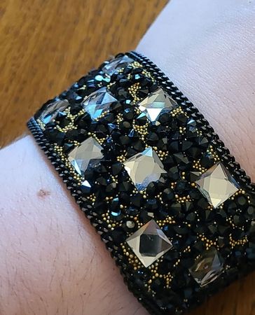 Bracelet manchette noir et dorée