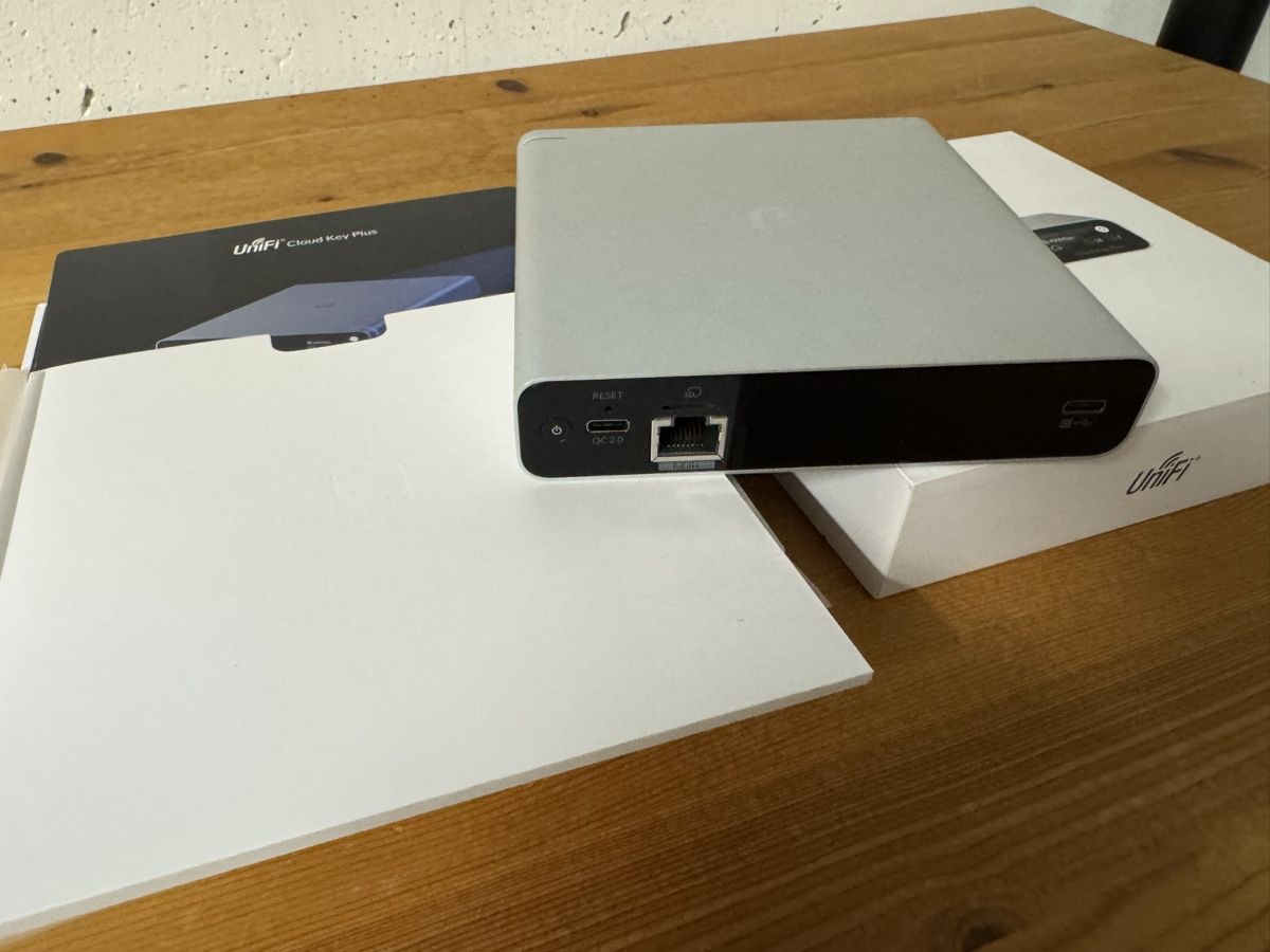 Ubiquiti Modem & Router: UniFi Cloud Key G2 Plus UCK-G2-PLUS neuwertig – Usato da Buchs AG venduto da Ublade 2