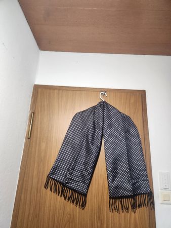 Écharpe C&A laine et soie noir motif géométrique