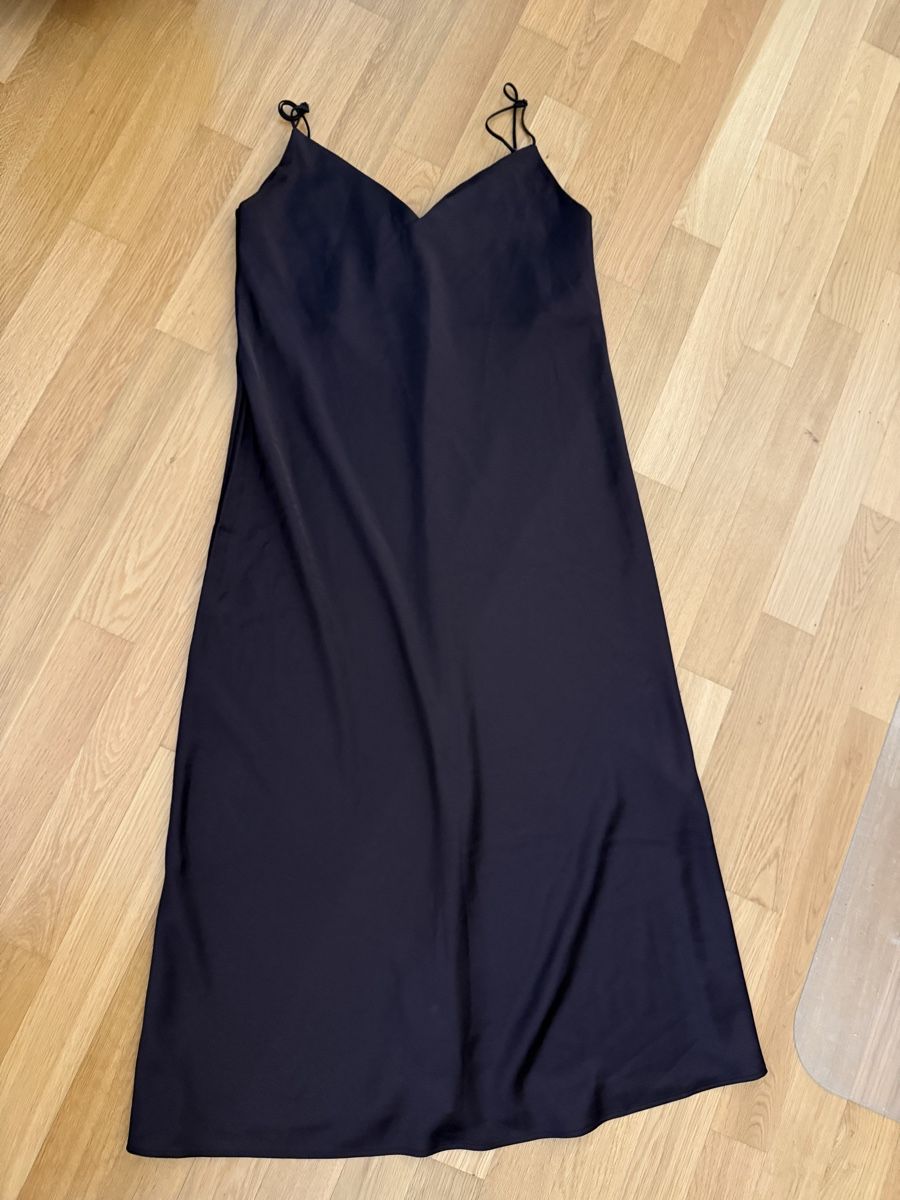 Uniqlo Kleider: Braunes Satinkleid Uniqlo M – Gebraucht aus Zug von sschnide92