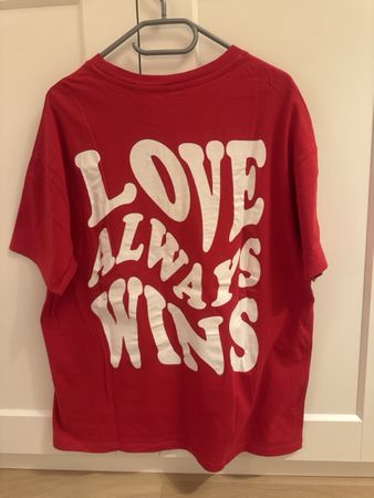 T-Shirt rot Love Always Wins Grösse S 