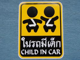 Neu: Sticker - CHILD IN CAR - 10 x 8 cm - Thai + English