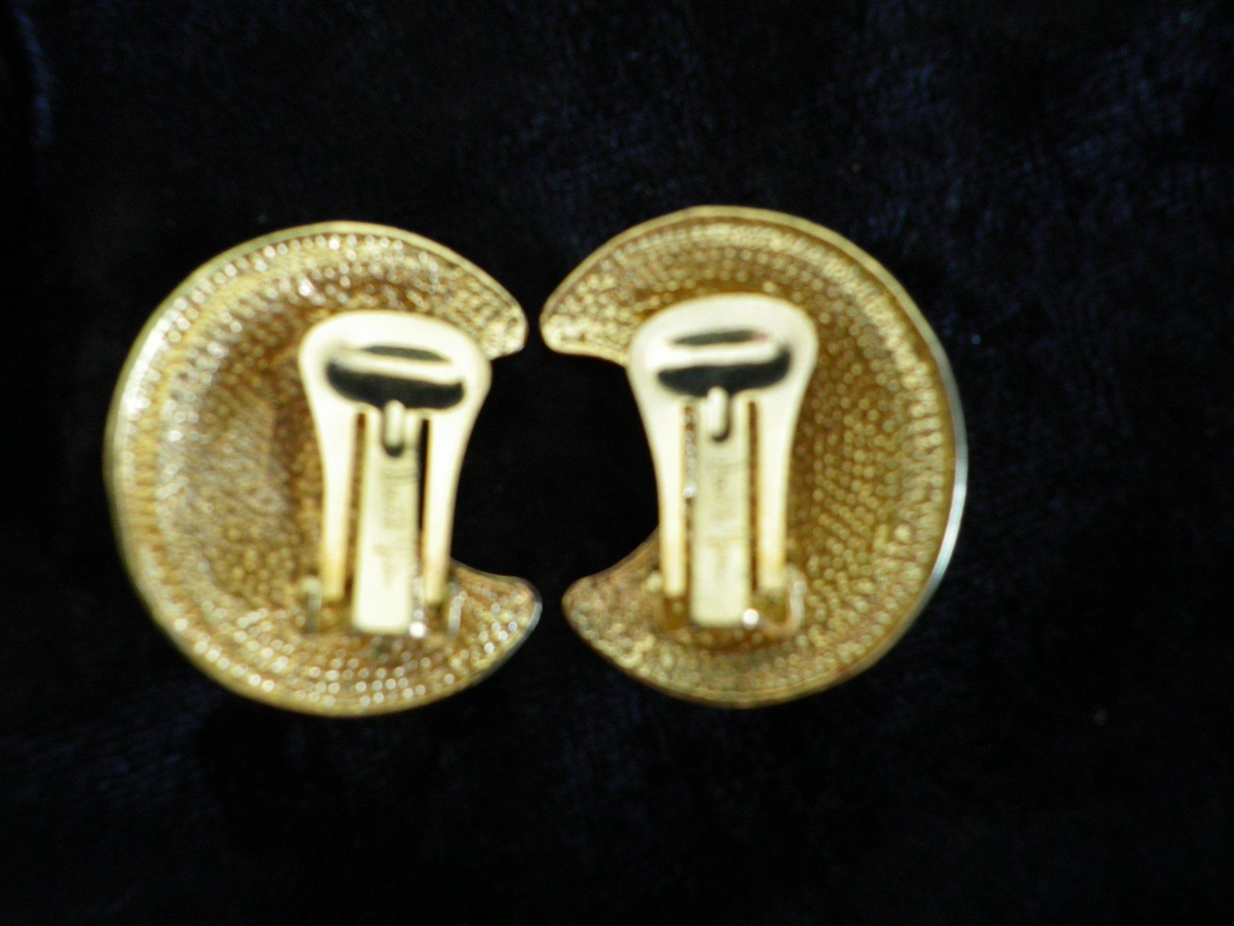 Ohrringe & -stecker: Ohr - Clips in Goldfarbe signiert – Gebraucht aus Reinach BL von Annodomini 2