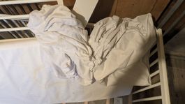 Babybett weiss mit Matratze und Bettwäsche