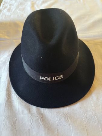Schwarzer Polizei Hut der Kapo Bern